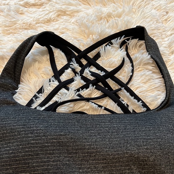 Lululemon work out top size 10 w/ build in bra & removable cup inserts - stripe - Picture 12 of 16